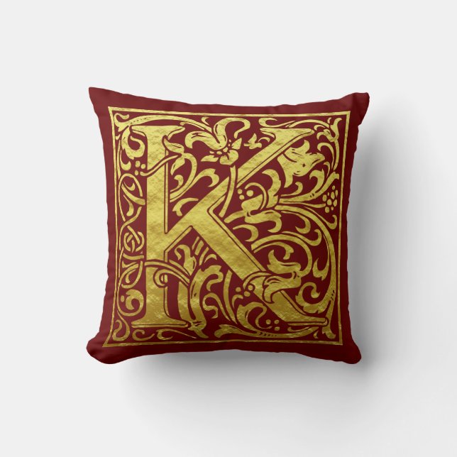 Letter K Eerste Letter Nepgoud en Rood Kussen (Voorkant)