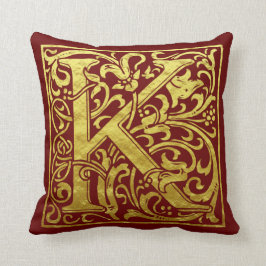 Letter K Eerste Letter Nepgoud en Rood Kussen