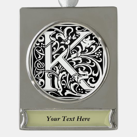 Letter K Middeleeuws Monogram Art Nouveau Verzilverd Banner Ornament (Voorkant)