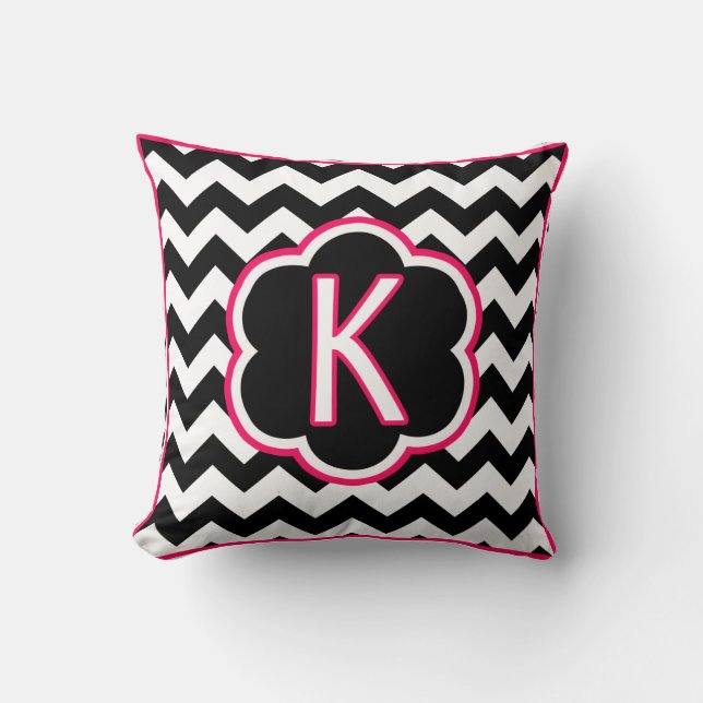 Letter K Zwart en Wit Chevron Monogram Kussen (Voorkant)