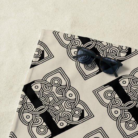 Letter L  Celtic Knot Monogram Strandlaken (In situ)