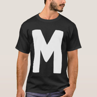 Letter M groot en vet wit T-shirt