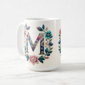 Letter M Koffie Mok – Bloemontwerp voor Gifting (Voorkant links)