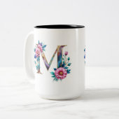 Letter M Koffie Mok – Bloemontwerp voor Gifting (Voorkant links)