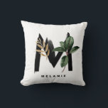 Letter M Monogram Tropical Leaves Personalized Kussen<br><div class="desc">letter M monogram kussen met waterverf tropisch palmblad, faux gold folie leaf en zwarte waterverf borstelaccenten. Pas dit tropische monogram aan door jouw naam of andere details toe te voegen. Deze boho letter M monogram kussen zal perfect zijn als geschenk. Andere brieven zijn beschikbaar.</div>
