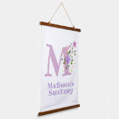 Letter M plus voornaam met een Floral Design Hangend Wandkleed (Gebogen)