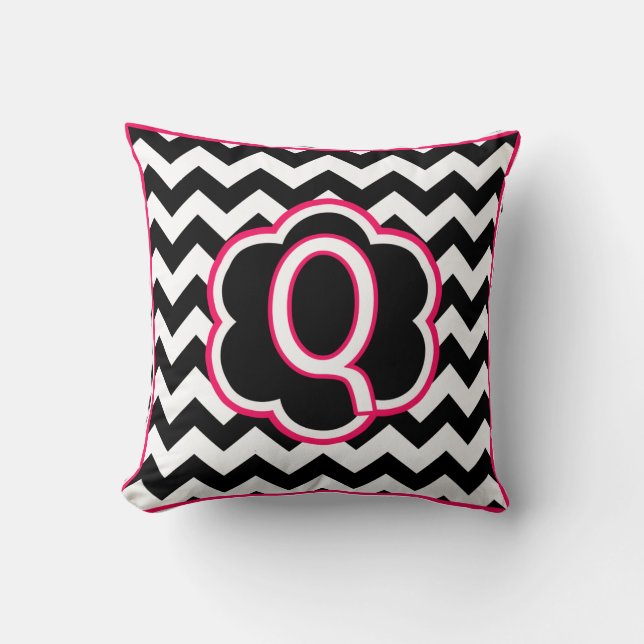Letter Q Zwart en Wit Chevron Monogram Kussen (Voorkant)