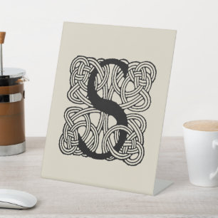 Letter S  Celtic Knot Monogram Reclamebord Met Voetstuk