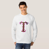 Letter T decoratief initiaal op wit T-shirt (Voorkant volledig)