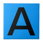 Letter-tegel - blauwe achtergrond tegeltje<br><div class="desc">U kunt de achtergrondkleur wijzigen door op Bewerken te klikken. Pas de brief aan.</div>