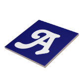 Letter Tiles White op blauw Tegeltje (Zijkant)