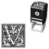 Letter V art nouveau black and white Tegel Zelfinktende Stempel (In situ)