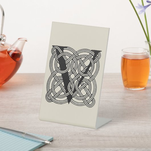 Letter V  Celtic Knot Monogram Reclamebord Met Voetstuk (Insitu)