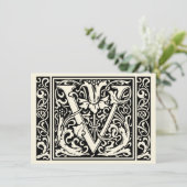 Letter V Middeleeuwse Monogram Art Nouveau Kaart (Staand voorkant)