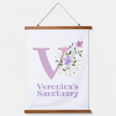 Letter V plus voornaam met een Floral Design Hangend Wandkleed (Voorkant)