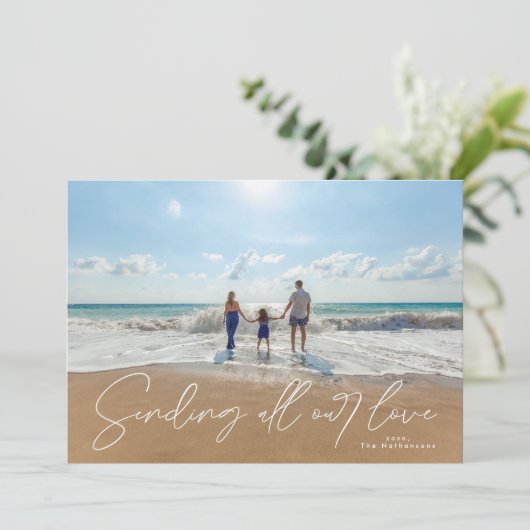 Lettered White Overlay Verstuur liefde Foto Valent Feestdagenkaart (Staand voorkant)