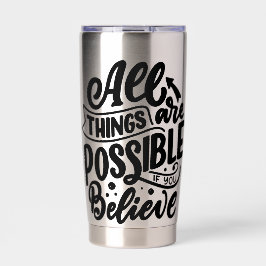 Lettering citaat over dromen geïsoleerde drinkbeker