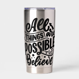 Lettering citaat over dromen geïsoleerde drinkbeker