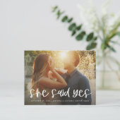 Lettering Ze zei Ja Bewaar de Datum Postkaart Aankondigingskaart (Staand voorkant)