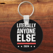 Letterlijk iedereen anders 2024 grappig politiek sleutelhanger (Voorkant)