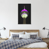 Leuchtender Düsseldorfer Rheinturm bei Nacht Canvas Afdruk (Insitu (Slaapkamer))