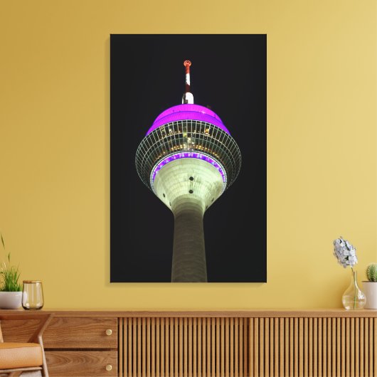 Leuchtender Düsseldorfer Rheinturm bei Nacht Canvas Afdruk (Insitu (Woonkamer))
