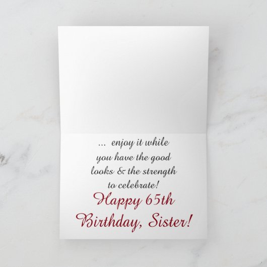 Leuk, 65ste verjaardag voor zus, rood en wit tekst kaart (Binnen)