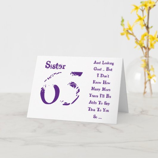 Leuk, 65ste verjaardag, zus, paarse en witte tekst kaart (Gele Bloem)