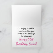 Leuk, 70ste verjaardag, zus, roze en witte tekst. kaart (Binnen)