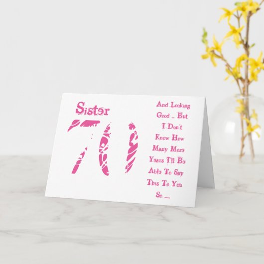 Leuk, 70ste verjaardag, zus, roze en witte tekst. kaart (Gele Bloem)