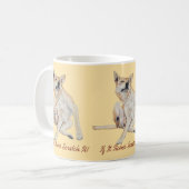 Leuk afbeelding van jeukende hond krabben met slog koffiemok (Voorkant links)