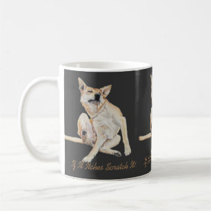 Leuk afbeelding van jeukende hond krabben met slog koffiemok