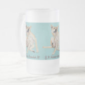 Leuk afbeelding van jeukende hond krabben met slog matglas bierpul (Voorkant links)