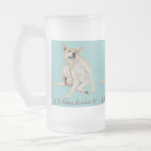 Leuk afbeelding van jeukende hond krabben met slog matglas bierpul (Links)