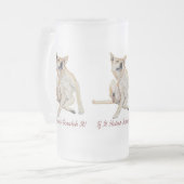 Leuk afbeelding van jeukende hond krabben met slog matglas bierpul (Voorkant links)