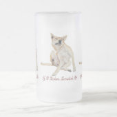 Leuk afbeelding van jeukende hond krabben met slog matglas bierpul (Center)