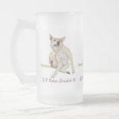 Leuk afbeelding van jeukende hond krabben met slog matglas bierpul (Links)