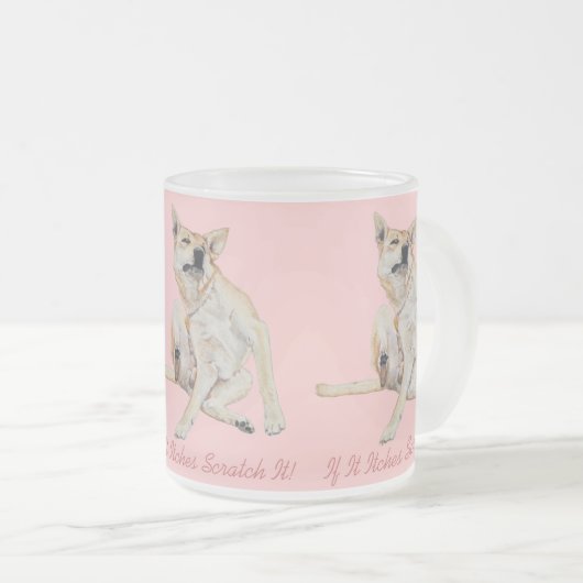 Leuk afbeelding van jeukende hond krabben met slog matglas koffiemok (Voorkant rechts)
