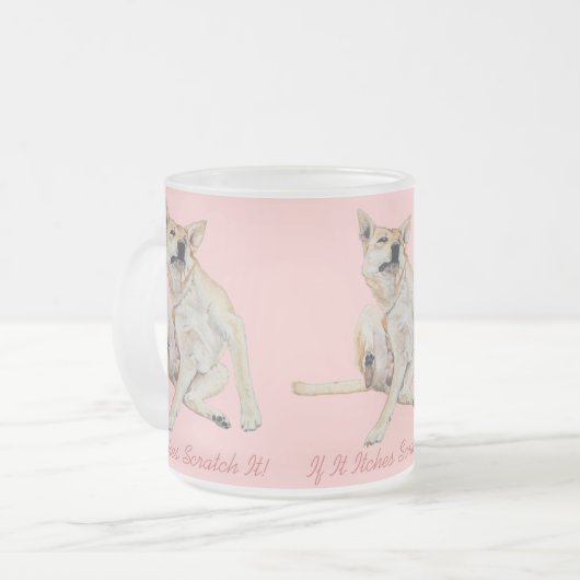 Leuk afbeelding van jeukende hond krabben met slog matglas koffiemok (Voorkant links)