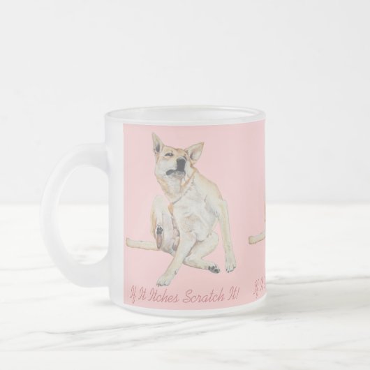 Leuk afbeelding van jeukende hond krabben met slog matglas koffiemok (Links)