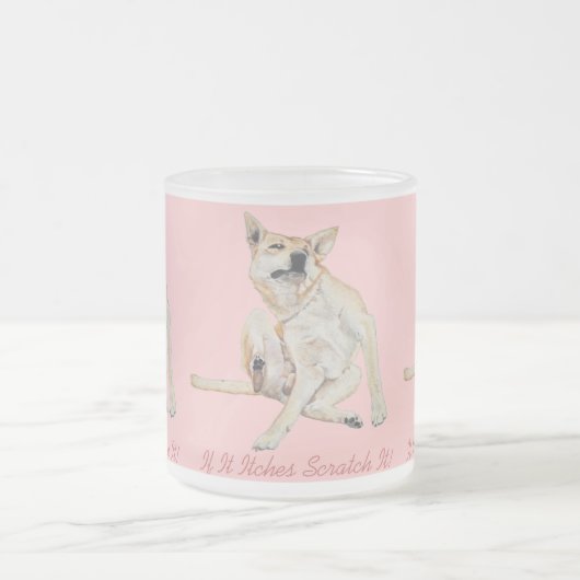 Leuk afbeelding van jeukende hond krabben met slog matglas koffiemok (Center)