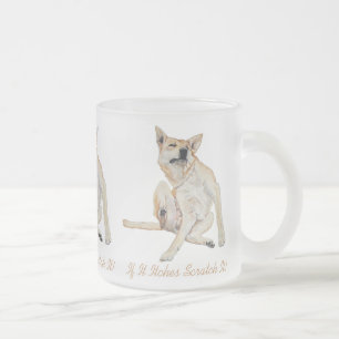Leuk afbeelding van jeukende hond krabben met slog matglas koffiemok