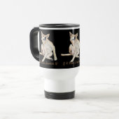 Leuk afbeelding van jeukende hond krabben met slog reisbeker (Voorkant links)