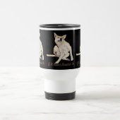 Leuk afbeelding van jeukende hond krabben met slog reisbeker (Center)