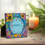 Leuk  Bloemen Bumblebee ONE WORD Custom Plaque Fotoplaat<br><div class="desc">Leuke Bloemenschildersplak- , grillig en stijlvol kunstwerk gemaakt om te inspireren en op te tillen. Kleurrijk, bloemontwerp voegt enkele positieve vibes toe aan je dag. Deze leuke, trendy schildersezel plaquettes maken geweldige inspirerend koekjes voor familie, vrienden, collega's, docenten, enz.. Personaliseer met een naam of monogram of One Word voor een...</div>