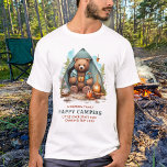 Leuk Camping Beer Gepersonaliseerde Happy Camper T T-shirt<br><div class="desc">Leuke camping beer bijpassende familie shirten ideaal voor uw aankomende familie vakantie! Of u nu op zomerreis gaat of een kampeeravontuur, onze bijpassende shirten met een schattig beer van waterverf maken uw reis nog stijlvoller en leuker. Het ontwerp is voorzien van leuke beren, een tent en bos scène, ideaal voor...</div>