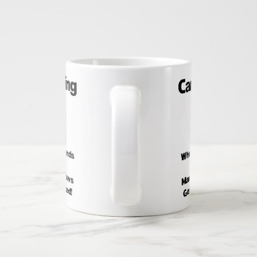 Leuk Camping Gezegde met Marshmallows en Vrienden Grote Koffiekop (Achterkant)