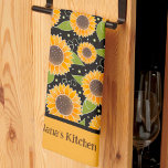 Leuk chique Gepersonaliseerd zonnebloem bloempatro Theedoek<br><div class="desc">Schattigee gepersonaliseerde zonnebloempatroon moderne theedoek. Voeg jouw namen van leuke quote toe aan deze kleurrijke bloemenhanddoek. Deze schattige keukenhanddoeken zijn perfect om wat kleur aan uw keuken toe te voegen. Combineer het met een fles wijn en het maakt een geweldig persoonlijk cadeau voor vrienden, familie, collega's, buren, enz. Het aangepaste...</div>
