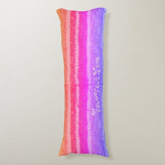 Leuk gebreid felroze lila en sinaasappel gestreept lichaamskussen (Voorkant Verticaal)