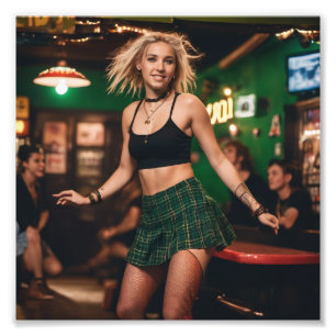 Leuk Gelukkig Tartan Rok Meisje Dansen in Bar Foto Afdruk
